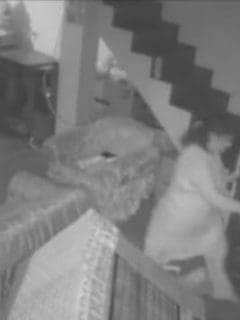 Mujer enfrenta a escoba a ladrones