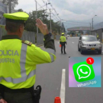 Policías de tránsito y logo de WhatsApp