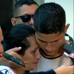Jorman Campuzano consolando a su mamá