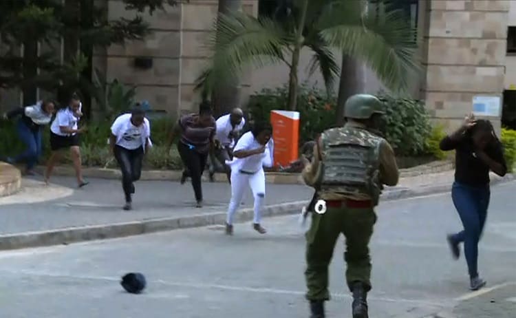 Personas corriendo por explosión en Nairobi