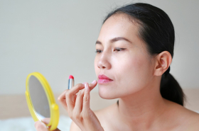 Mujer aplicándose labial