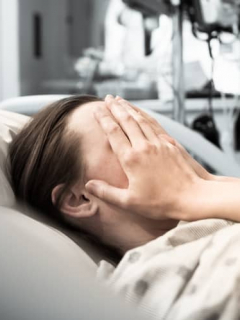Mujer en cama de hospital
