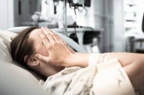 Mujer en cama de hospital