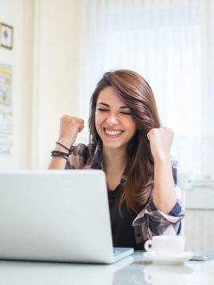 Mujer frente al computador