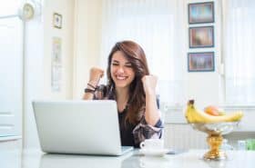 Mujer frente al computador