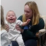 Bebé escucha por primera vez.