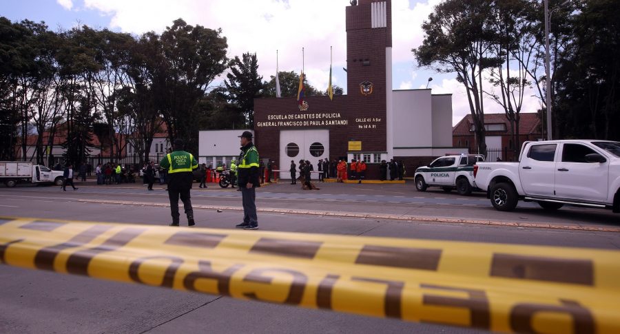 Miembros de la Policía son vistos en la entrada de la Escuela General Santander