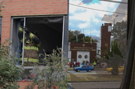 Vidrios rotos por carro bomba