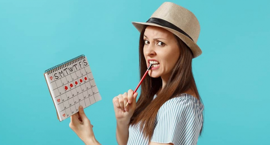 mujer con calendario de menstruación