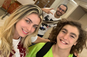 Cristina Hurtado y Josse Narváez, presentadores, con su hijo Juan José.