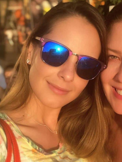 Laura Acuña, presentadora, junto a su hermana Liza.