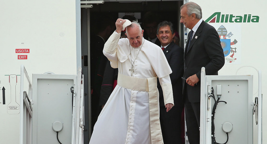 Papa Francisco en avión de Alitalia