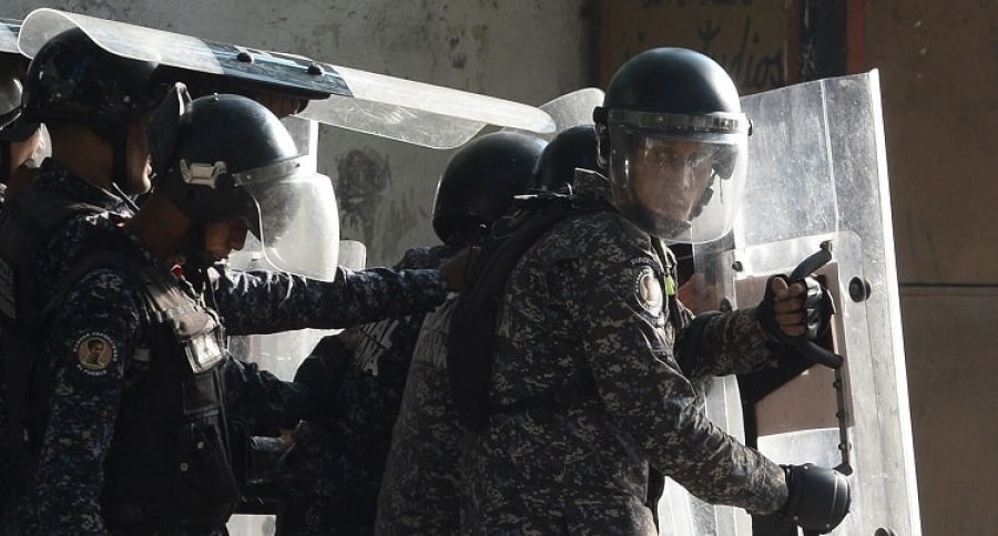 Policías venezolanos con escudos