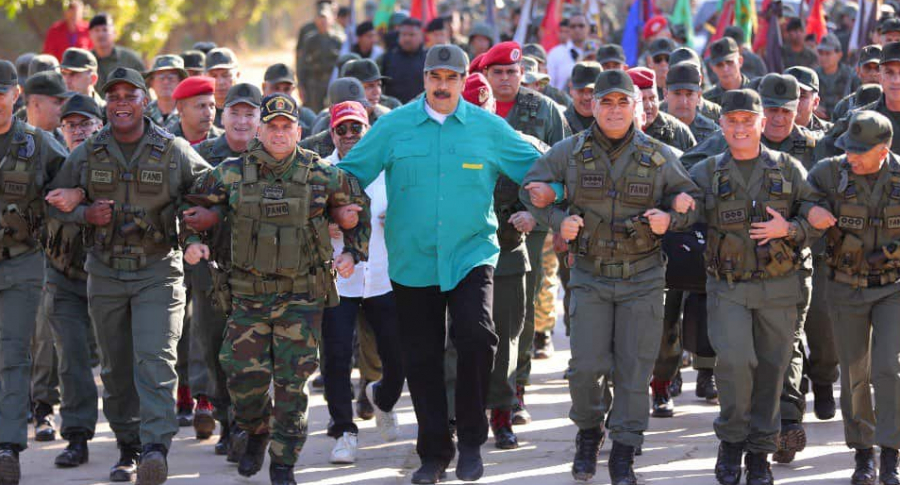 Maduro marchando con militares