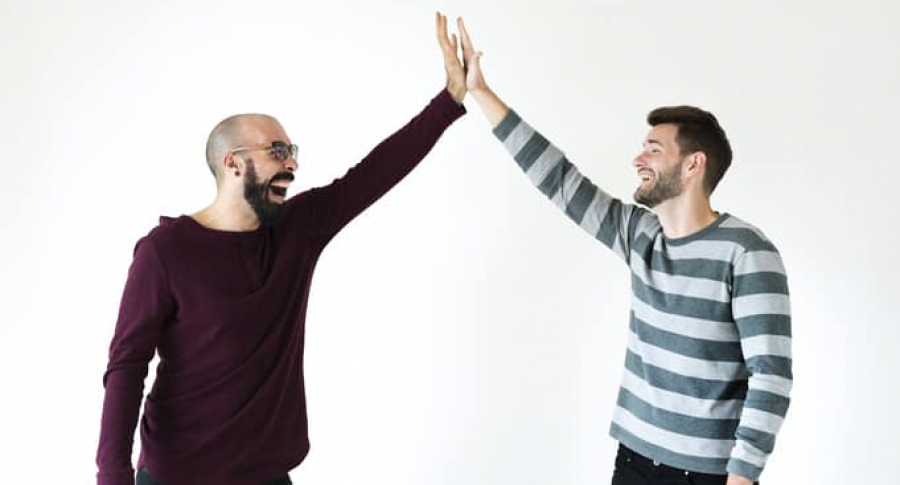 Dos hombres saludándose