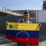 Militar venezolano con una bandera de su país