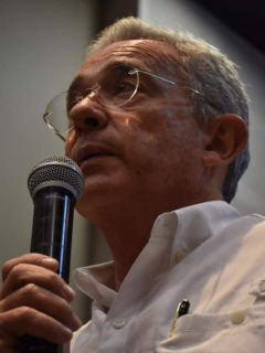 Álvaro Uribe habla del porte de armas