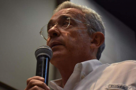Álvaro Uribe habla del porte de armas