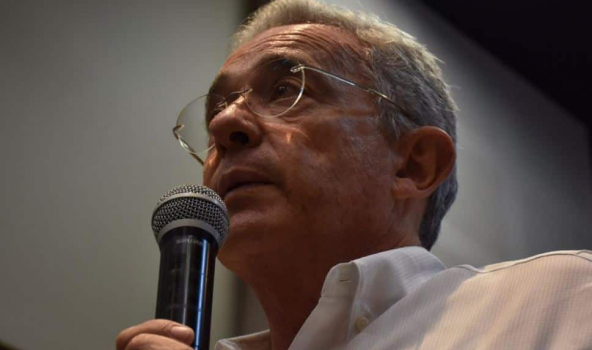 Álvaro Uribe habla del porte de armas