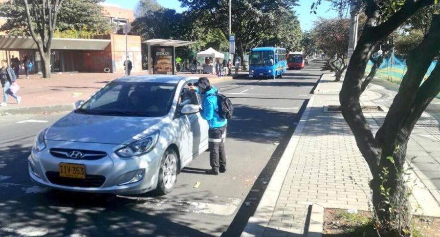 Automóvil circulando en Bogotá