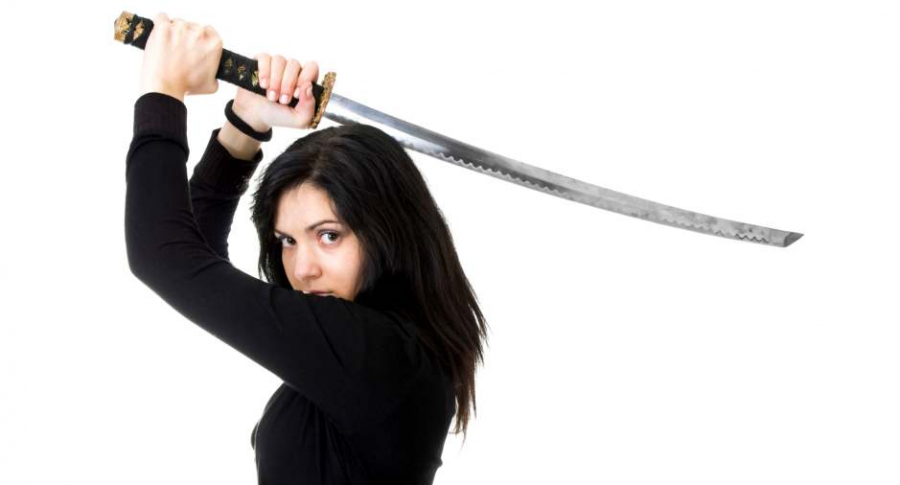 Mujer con espada de samurái.