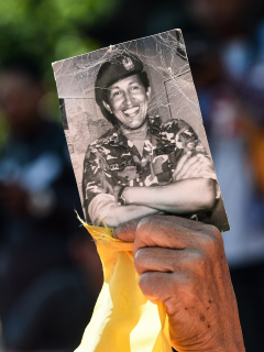 Un activista muestra una imagen de Hugo Chávez