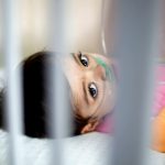 Un niño palestino enfermo de cáncer recibe tratamiento médico