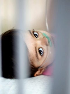 Un niño palestino enfermo de cáncer recibe tratamiento médico