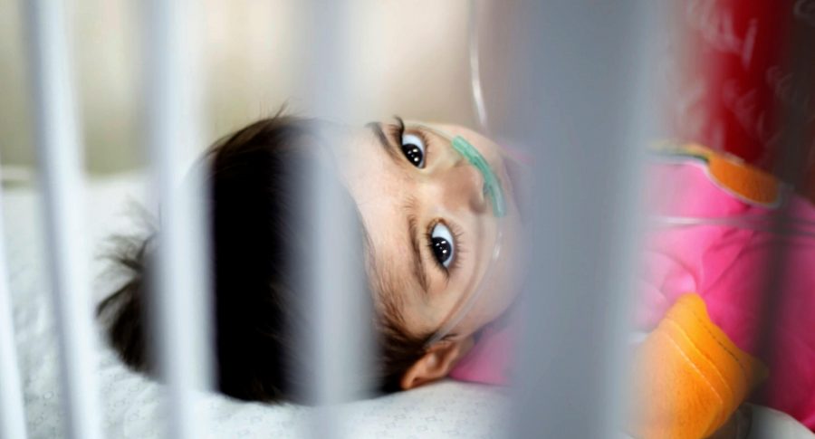 Un niño palestino enfermo de cáncer recibe tratamiento médico