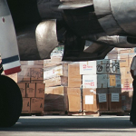 Cajas de ayuda humanitaria afuera de avión