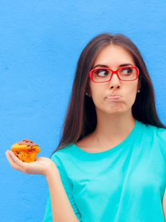 Mujer escogiendo comida, dieta