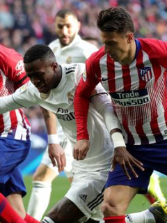 Santiago Arias en el derbi de Madrid