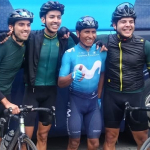 Nairo y su hermano con aficionados que los acompañaron