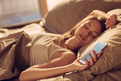 Persona durmiendo con su celular