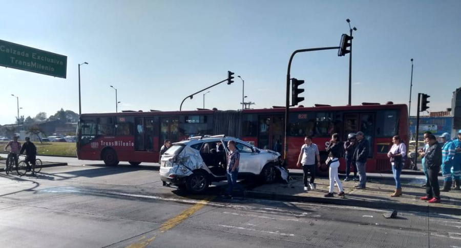 Accidente de camioneta contra buses de Transmilenio