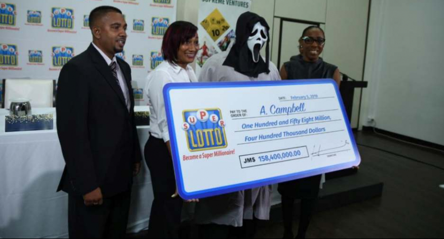 Hombre recoge premio de lotería con máscara.