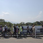 Migrantes atraviesan el puente internacional Simón Bolívar