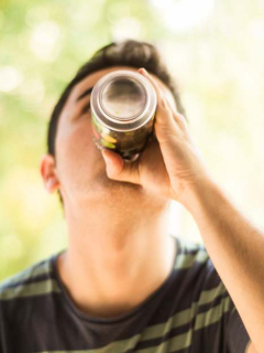 Joven tomando una bebida.