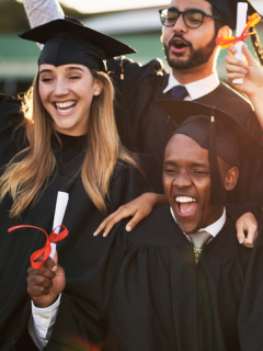 Personas graduándose