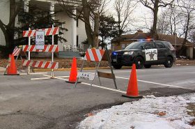 Policías custorian el área del tiroteo, en Illinois