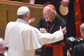 Theodore McCarrick (Der.) saluda al papa Francisco en Washington, DC.