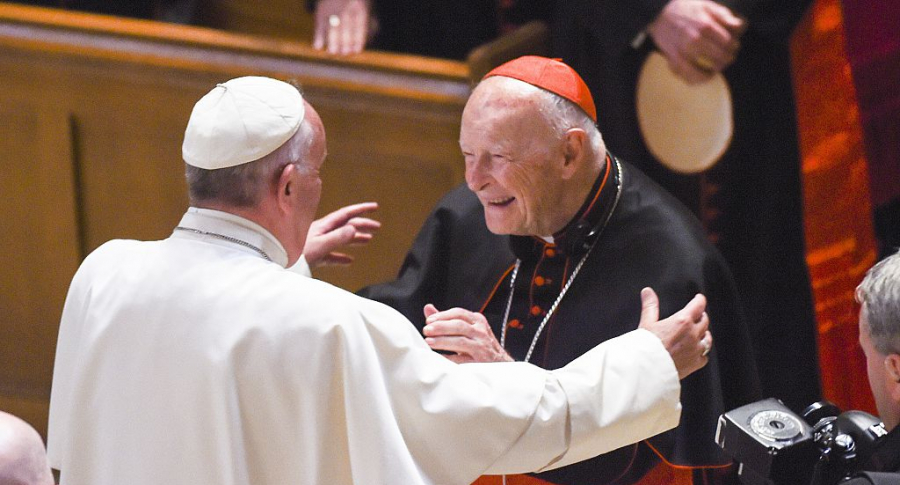 Theodore McCarrick (Der.) saluda al papa Francisco en Washington, DC.