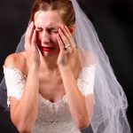 Mujer triste vestida de novia