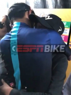 Conmovedor abrazo entre Egan Bernal y su hermano