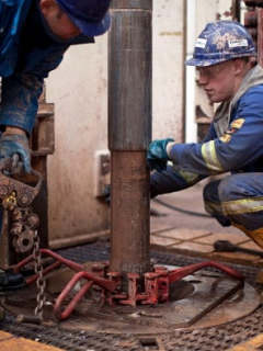 Fracking: Trbajadores de una perforadora petrolera.