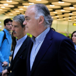 Esteban González Pons (c), a su llegada al aeropuerto Madrid-Barajas, después de que Venezuela expulsara este domingo a una misión de europarlamentarios.