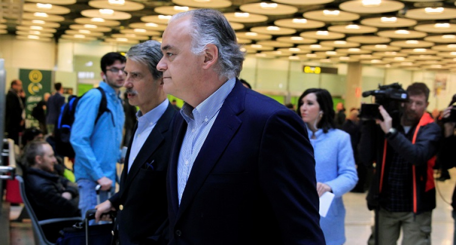 Esteban González Pons (c), a su llegada al aeropuerto Madrid-Barajas, después de que Venezuela expulsara este domingo a una misión de europarlamentarios.