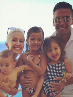 Falcao García, futbolista, con su esposa Lorelei Tarón, cantante, y sus hijas Dominique, Desirée y Annette.
