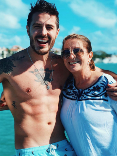 'Llane' junto a su madre Analida