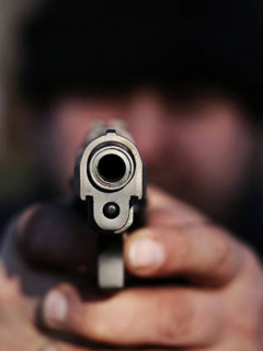 Hombre portando armas